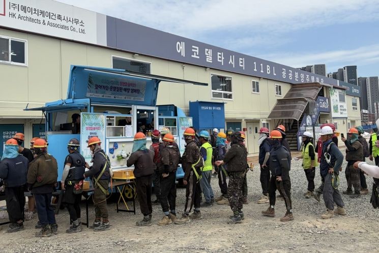 폭염 속 건설현장에 시원한 응원… 부산도시공사, 안전문화 확산 나서