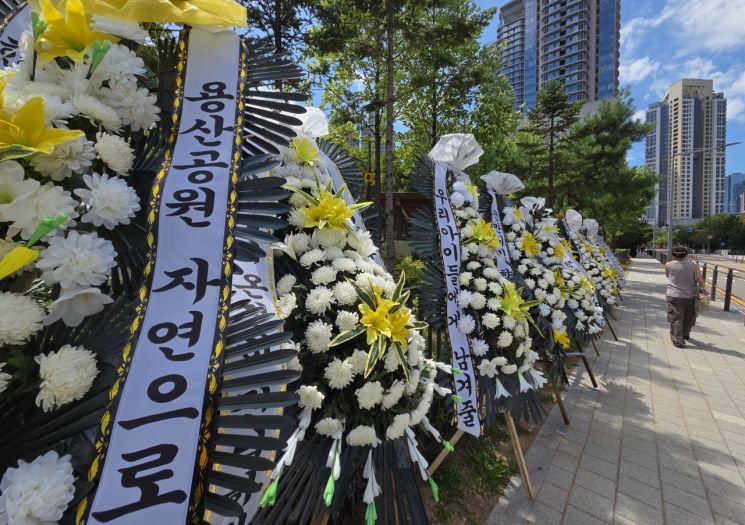 정부가 용산기지 부지 중 일부인 용산어린이정원에 임대주택 등을 조성하는 방안을 검토 중인 가운데 8일 서울 용산어린이정원 입구 인근에 근조화환이 놓여있다. 연합뉴스