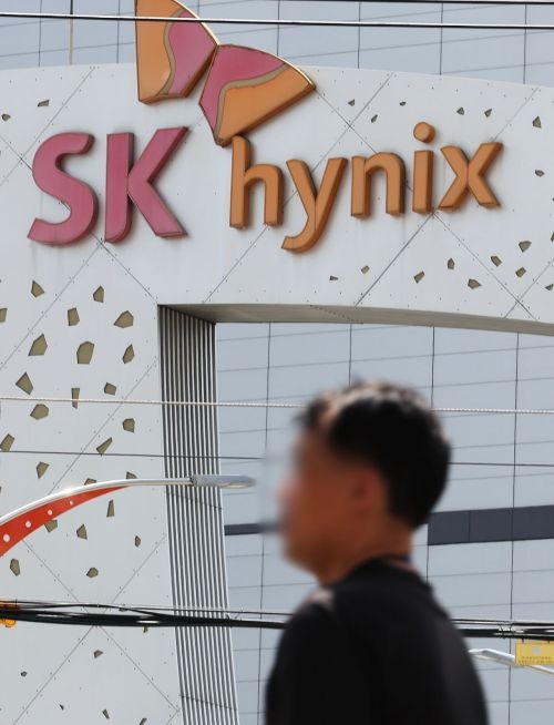 "성사 시 4조 규모…<b>SK하이닉스</b>, 中충칭 패키징공장 <b>지분매각</b> 방안 검토...