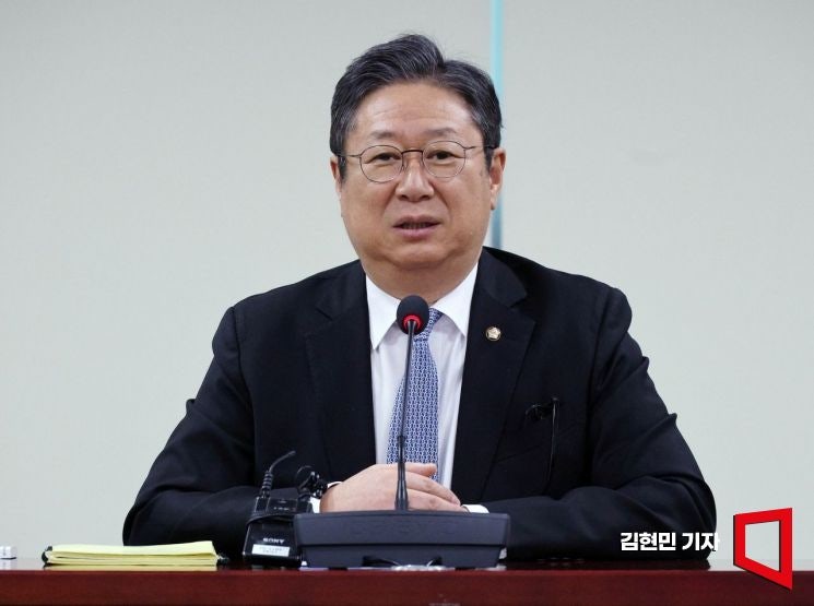 '<b>폐버스 청년주택</b>' 제안 <b>황희</b>, 논란에 <b>사과</b> "<b>청년</b> 주거 엄중함 헤아리지...