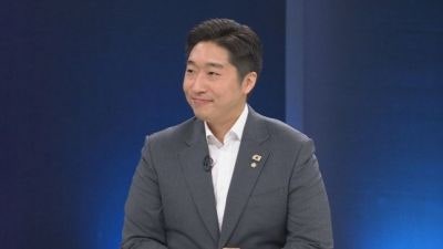 '<b>김구 증손자</b>' <b>김용만</b>, "태어날 때 부모 결정할 순 없지만…"