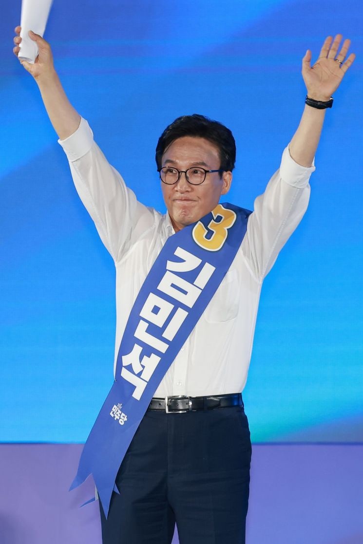 '단 0.38%P 차이'로…경기·서울까지 잡은 <b>김민석</b>, 정청래보다 <b>누적</b> 8.4%...