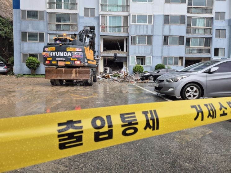 <b>거제·통영 물폭탄</b>에 국가소방동원령 발령… 136명 구조, 1명 사망