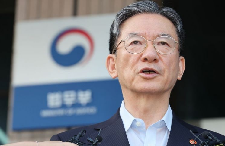 <b>사표 제출</b>한 <b>정성호 법무장관</b> "국회에서 형소법 문제점 신속 수정"