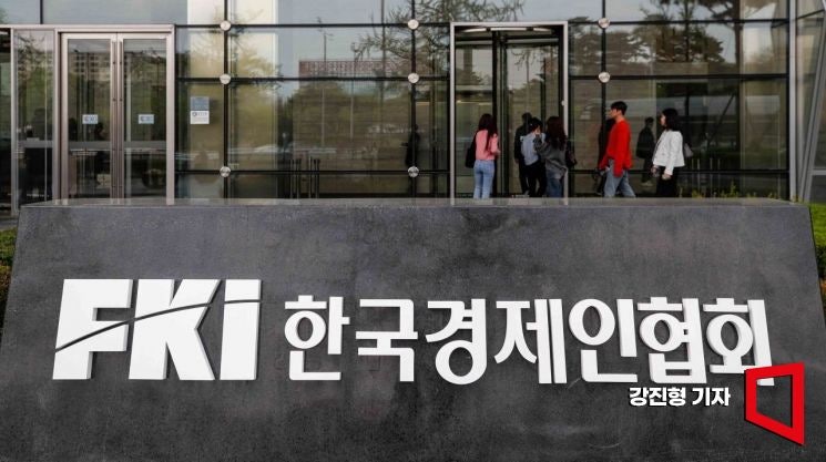 국내 <b>AI 특허</b> 8년새 <b>7배</b> 급증…"분야별 혁신 격차, 맞춤형 전략 필요"
