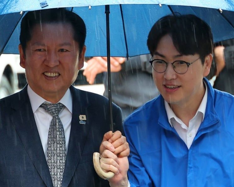 정청래 의원과 하정우 위원장. 연합뉴스
