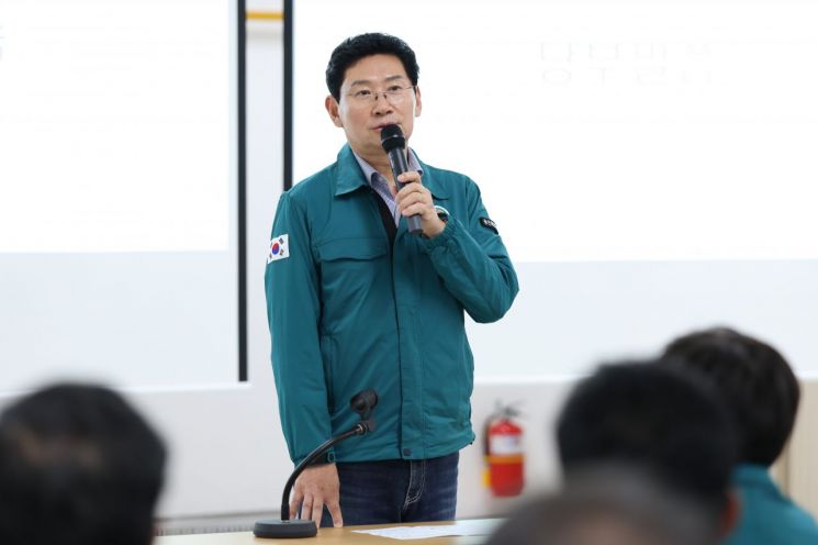 이상일 용인특례시장이 21일 열린 '2026년 을지연습' 강평 보고회에서 훈련 상황에 대해 이야기하고 있다. 용인시 제공