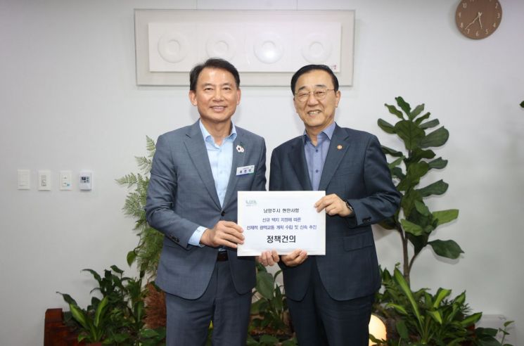 최현덕 남양주시장(왼쪽)이 21일 김윤덕 국토교통부 장관을 만나 남양주 도심 신규 공공택지와 왕숙신도시, 와부지역 재개발사업을 아우르는 광역교통대책 마련을 건의하고 있다. 남양주시 제공