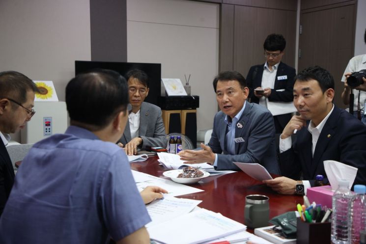 최현덕 남양주시장(오른쪽 두 번째)이 21일 김용민 국회의원(남양주병)과 함께 김윤덕 국토교통부 장관을 만나 남양주 도심 신규 공공택지와 왕숙신도시, 와부지역 재개발사업을 아우르는 광역교통대책 마련을 건의하고 있다.