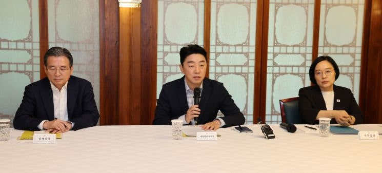 <b>강훈식</b> "與, 주택용지 확보방안 제시하면 적극 검토"