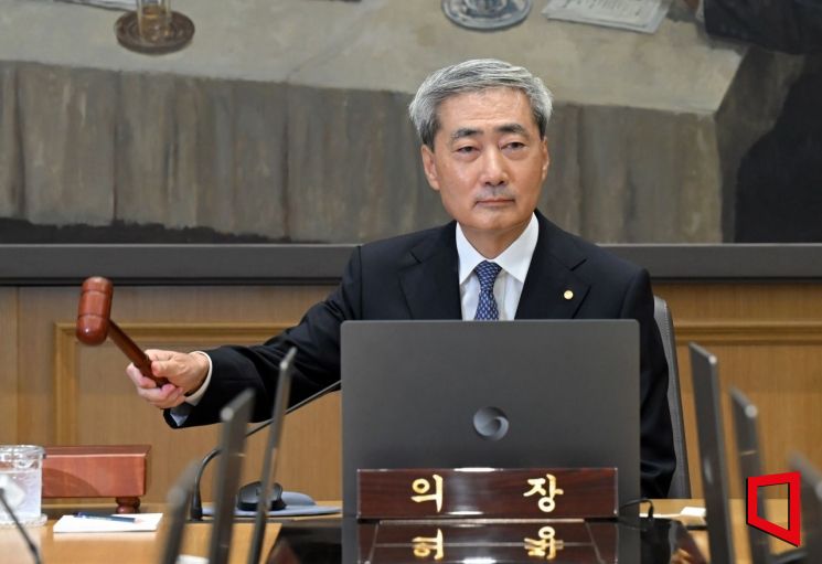신현송 한국은행 총재가 27일 오전 서울 중구 한은에서 열린 금융통화위원회 본회의에 참석해 의사봉을 두드리고 있다. 사진공동취재단