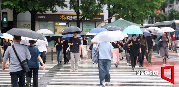 서울 중구 숭례문 부근을 지나는 시민들이 우산을 쓰고 발걸음을 재촉하고 있다.윤동주 기자