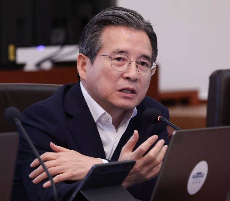 <b>김용범</b> 정책실장 "국정 <b>무게중심</b> 옮겨야…국민 재도약 투자"