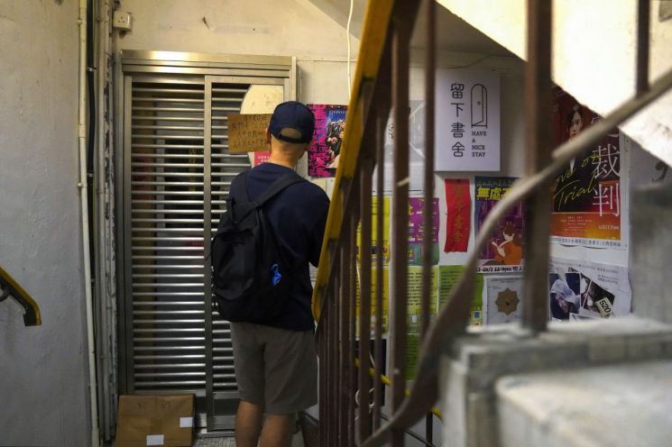 지난 7월 홍콩 '해브 어 나이스 스테이' 서점주들이 선동적 출판물 판매 혐의로 당국에 체포된 후,한 방문객이 문을 닫은 서점을 바라보고 있다.로이터연합뉴스