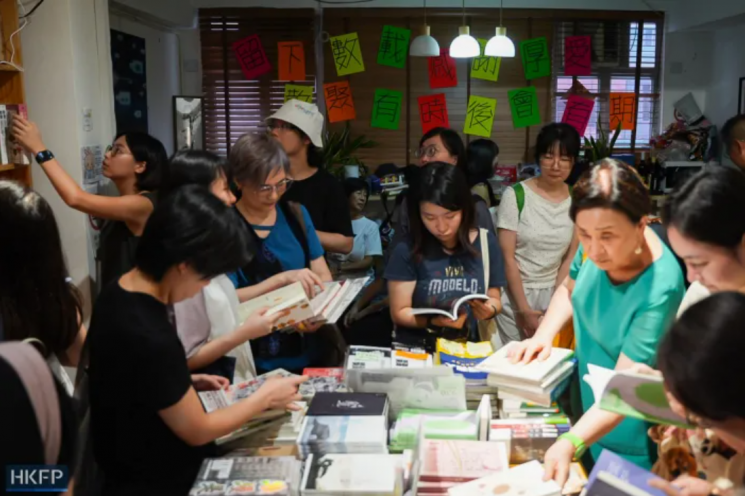 홍콩 독립서점 '해브 어 나이스 스테이' 마지막 날에 사람들이 몰려 책을 든 모습.비영리 독립 언론 홍콩프리프레스
