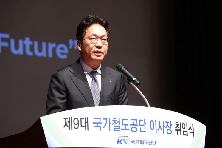 "기본·원칙에 충실한 경영" <b>정진혁</b> 철도공단 신임 <b>이사장 취임</b>
