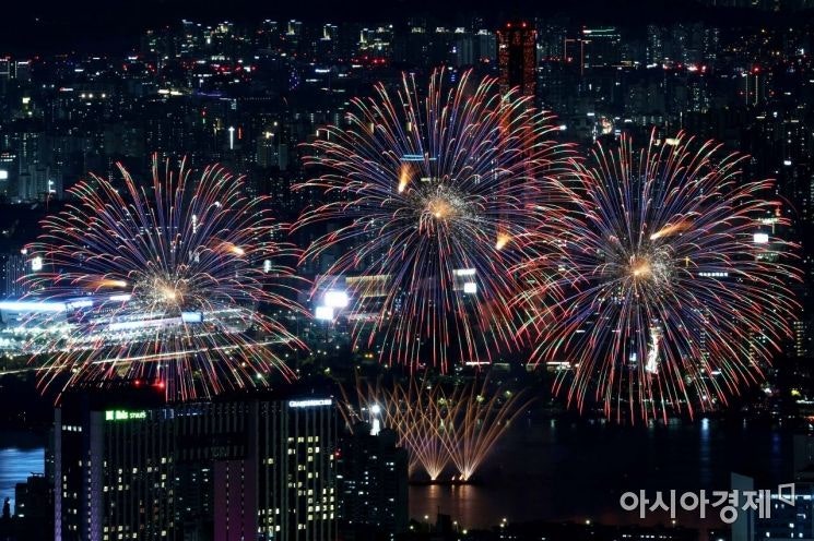 <b>여의도 불꽃축제</b> 100만명 몰린다…통신 3사, AI 통신망 가동