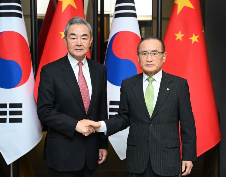 <b>위성락</b> "왕이 다녀 간 후 '두 국가' 표현, 중국 측에 <b>엄중 문제 제기</b>"