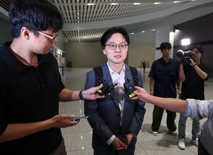 <b>김정관</b> 장관 "美 반도체 <b>관세</b>, 경쟁국보다 불리하지 않게 <b>논의</b>"