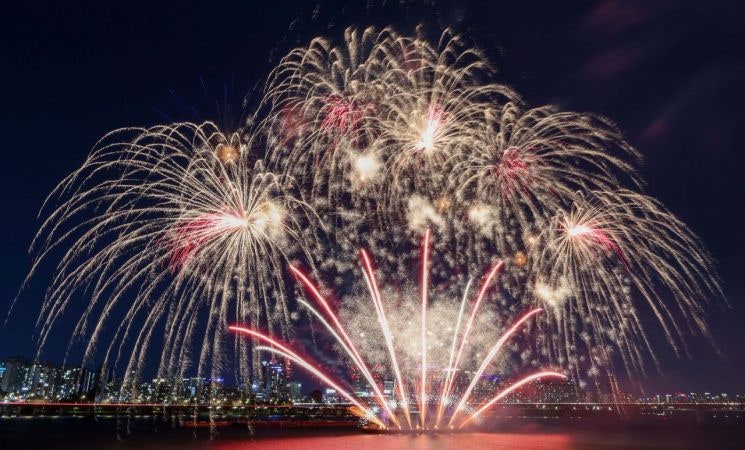 서울<b>불꽃축제</b> 인파에 5호선 여의나루역 무정차 통과
