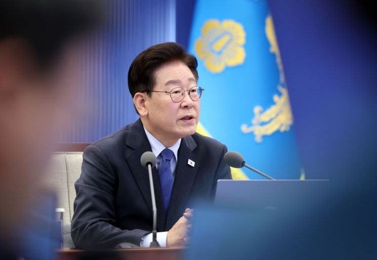 李대통령, <b>이창동 베니스 수상</b> 축하…"한국영화 빛나는 여정 응원"