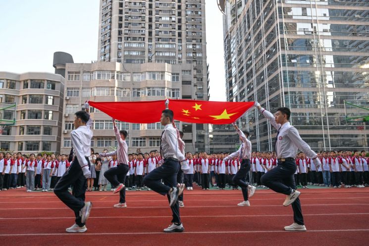 기사 이해를 돕기 위한 중국의 한 중학교 개학 행사 사진. 신화연합뉴스