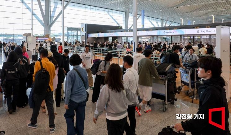 민족 최대 명절 추석 연휴를 하루 앞둔 23일 인천국제공항 제2여객터미널을 찾은 여행객들이 출국장으로 이동하고 있다.강진형 기자