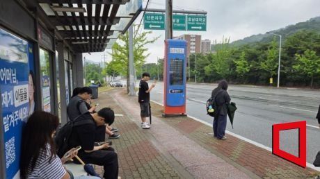 지난해 6월 16일 오전 광주 광산구 호남대학교 정문 앞 버스정류장에서 시민들이 버스를 기다리고 있다.민찬기 기자