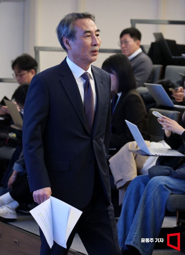 김건희와 명태균·건진법사 관련 국정농단 및 불법 선거 개입 사건 등 진상규명을 위한 특별검사팀 민중기 특별검사가 29일 서울 종로구 KT광화문빌딩 웨스트에 마련된 특별검사팀 브리핑룸에서 특검 수사 결과 발표를 하기