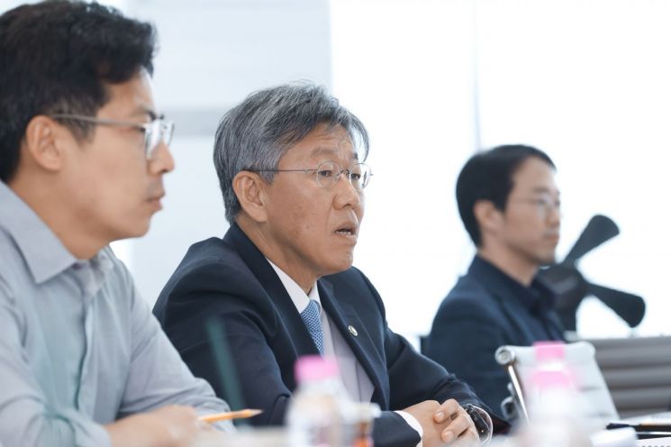 김이탁 국토교통부 제1차관(가운데)이 2일 서울 용산구 국토부-LH 합동 주택공급 TF 회의실에서 열린 제3차 공공주택 공급점검 회의에서 발언하고 있다.국토교통부