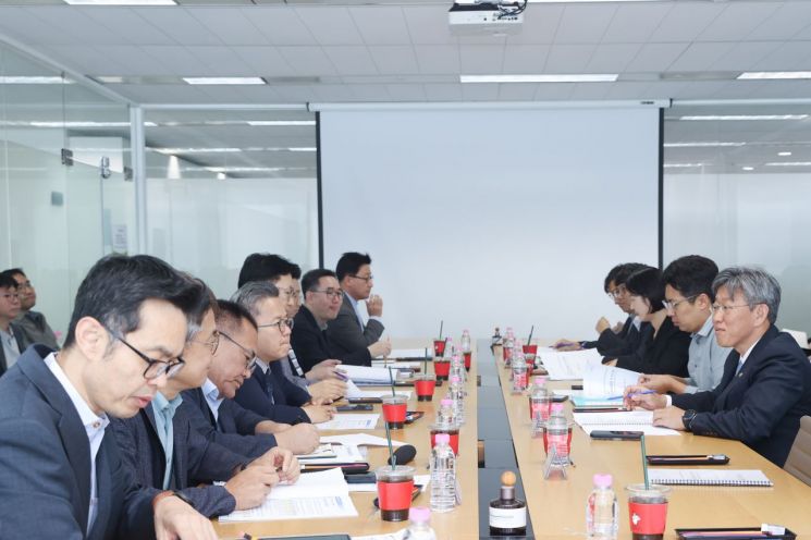 김이탁 국토부 1차관(오른쪽 첫 번째)이 2일 서울 용산구 국토부-LH 합동 주택공급 TF 회의실에서 LH 등 4개 공사 관계자들과 수도권 공공주택 착공 실적과 추진 일정을 점검하고 있다.국토부