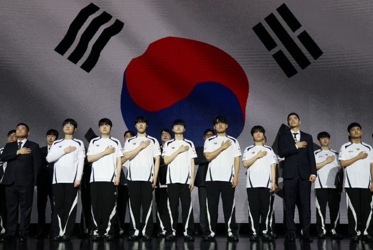 아이치-나고야 아시안게임 e스포츠 대한민국 국가대표 출정식에서 '페이커' 이상혁(앞줄 왼쪽 다섯번째)을 포함한 선수들이 국기에 경례하고 있다. 연합뉴스