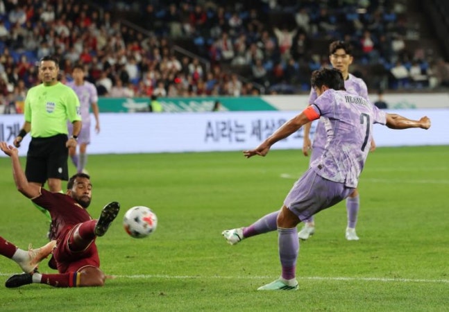2일 울산 문수축구경기장에서 열린 대한민국과 베네수엘라의 축구 국가대표팀 평가전. 손흥민의 슛이 베네수엘라 수비진에 막히고 있다. 연합뉴스
