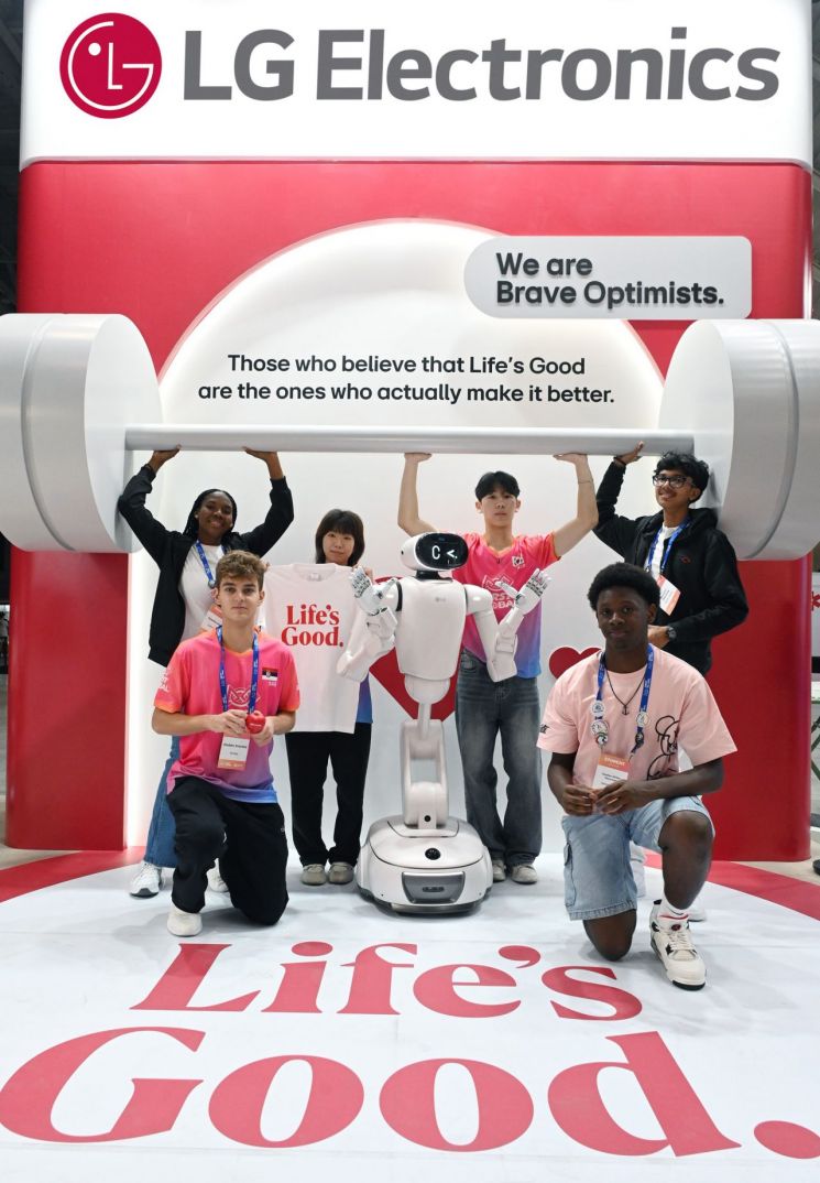 지난 7일 개막한 국제 청소년 로봇공학 경진대회 '2026 퍼스트 글로벌 챌린지'에서 다양한 국가에서 모인 청소년 참가자들이 LG 클로이드와 기념사진을 촬영하고 있다. LG전자.