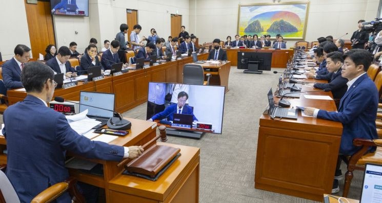국회 <b>정무위</b>, '금융권 해킹 사태' 5대 은행장 국감 <b>증인 채택</b>