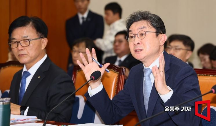 이억원 금융위원장이 8일 국회에서 열린 금융위원회 등에 대한 국정감사에서 의원들 질의에 답변하고 있다. 2026.10.08 윤동주 기자