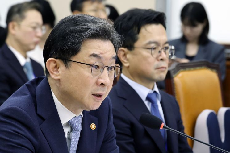 이억원 금융위원장이 8일 국회 정무위원회에서 열린 금융위원회 등에 대한 국정감사에서 위원들의 질의에 답하고 있다. 연합뉴스