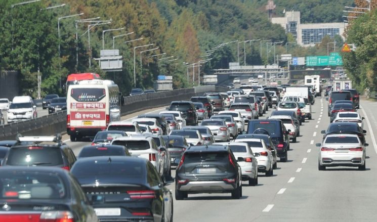 <b>한글날</b> 연휴 첫날 <b>고속도로 정체</b>…서울→부산 7시간40분