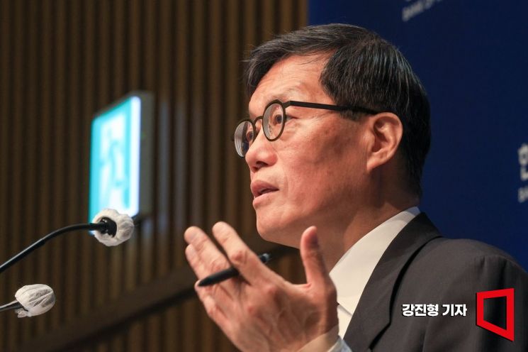 이창용 전 한국은행 총재가 지난 4월10일 서울 중구 한은에서 통화정책방향 결정 회의 후 열린 기자간담회에서 취재진 질문에 답하고 있다.사진공동취재단