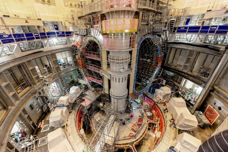 프랑스 카다라슈 ITER 토카막(Tokamak) 내부에서 핵융합로 조립이 진행되고 있다. 진공용기와 초전도 자석 등 핵심 장치를 통합해 '인공 태양' 구현에 필요한 기술을 검증하는 세계 최대 규모의 핵융합 실험시설이