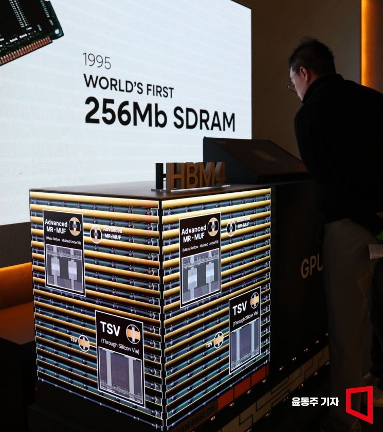 지난해 10월 22일 서울 강남구 코엑스에서 열린 '2025 반도체 대전'을 찾은 관람객들이 SK하이닉스의 HBM4 관련 전시물을 보고 있다. 윤동주 기자