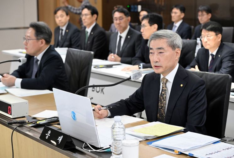 신현송 한국은행 총재가 12일 서울 중구 한국은행에서 열린 국정감사에서 의원 질의에 답하고 있다. 사진 공동취재단 연합뉴스