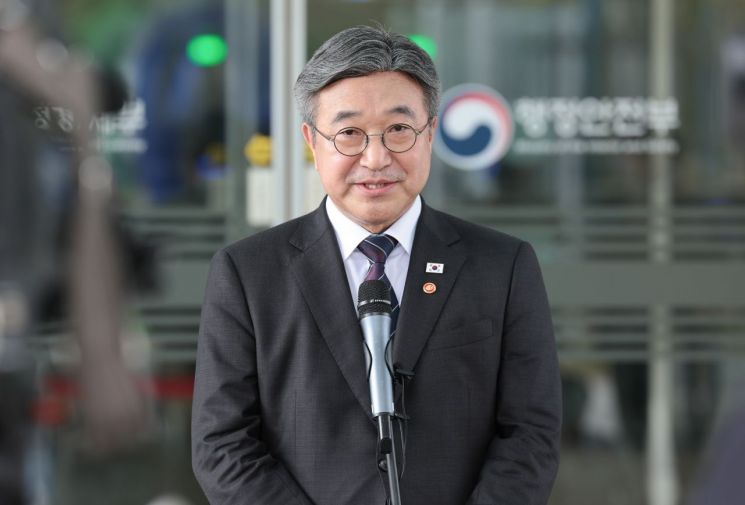 윤호중 행정안전부 장관이 12일 오후 세종시 정부세종청사 중앙동에서 임은정 광주지방중대범죄수사청장에 대한 감찰 지시와 관련해 취재진의 질문에 입장을 밝히고 있다.행안부 제공