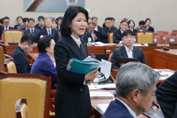 과방위, 방미통위 국감서 '<b>이진숙 제척안</b>' <b>가결</b>…국힘 기권