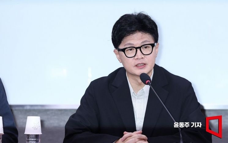 <b>조국</b> "내 가족 <b>압수수색</b> 90번…한동훈 딸 '허위 스펙' 수사는 '0'"