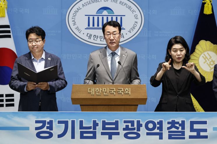 13일 국회 소통관에서 열린 경기남부광역철도 제5차 국가 철도망 구축계획 반영 촉구 공동 기자회견에서 정명근 화성특례시장이 발언하고 있다.화성시 제공