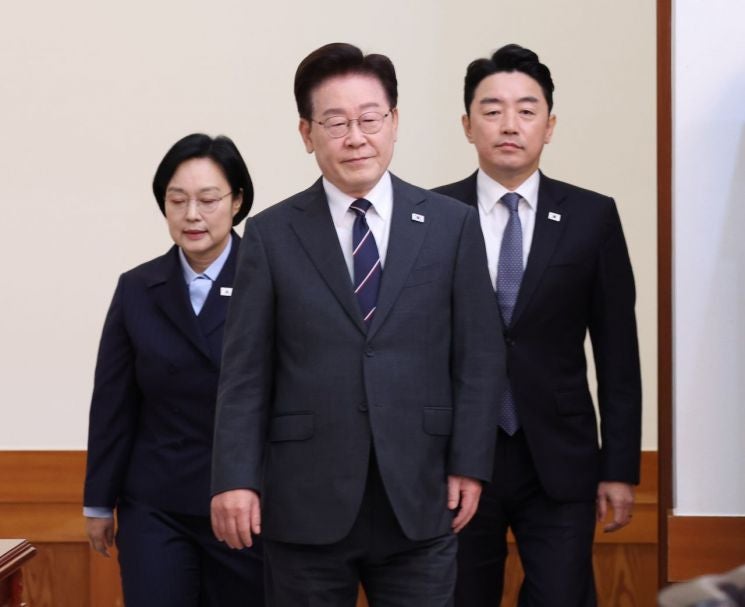 李, <b>강훈식</b>에 "국정 정상화 큰 역할"…임광현엔 "훈식이형 이상 해내길...