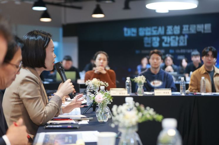 이소영 중소벤처기업부 장관이 15일 오후 대전 유성구 KAIST 나노종합기술원에서 열린 '창업도시 조성 프로젝트 현장 간담회'에서 인사말을 하고 있다. 중소벤처기업부
