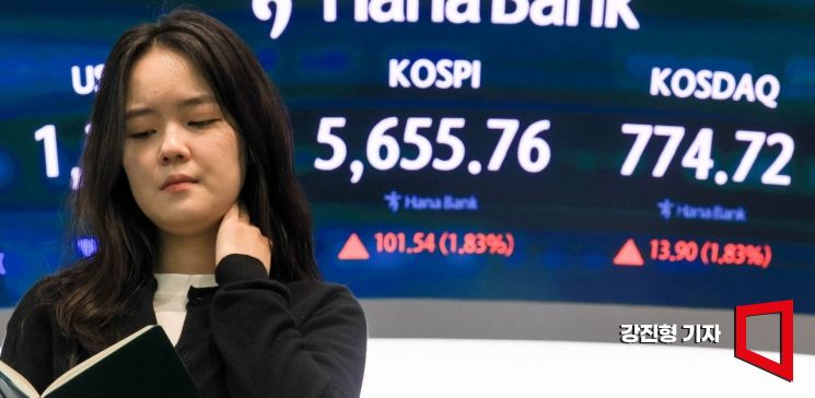 코스피가 전날까지 이어진 급락세를 딛고 1%대 상승 출발한 16일 서울 중구 하나은행 딜링룸 전광판에 국내증시 현황이 표시돼 있다. 2026.10.16. 강진형 기자