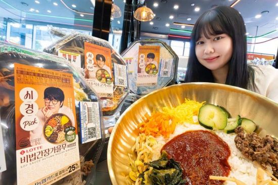 세븐일레븐이 지난 9월 출시한 ‘시경 픽 제철 비빔밥’을 직원이 소개하고 있다. 이 제품은 출시한 지 2주 만에 30만개가 판매됐다. 세븐일레븐 제공